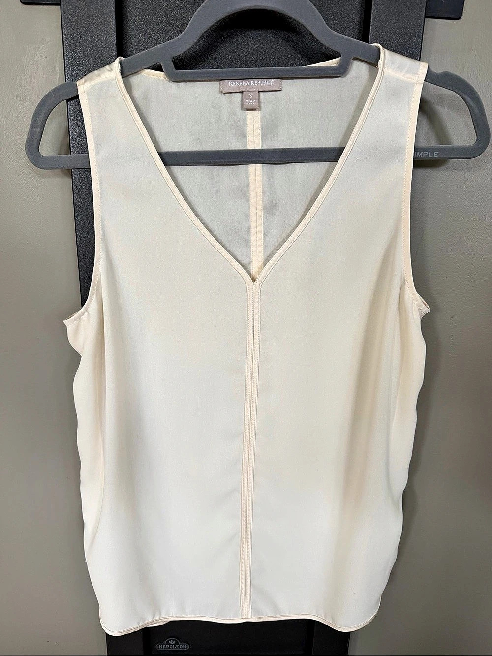 Banana Republic Ivory Sleeveless V-Neck Blouse Side Slit Top Size S